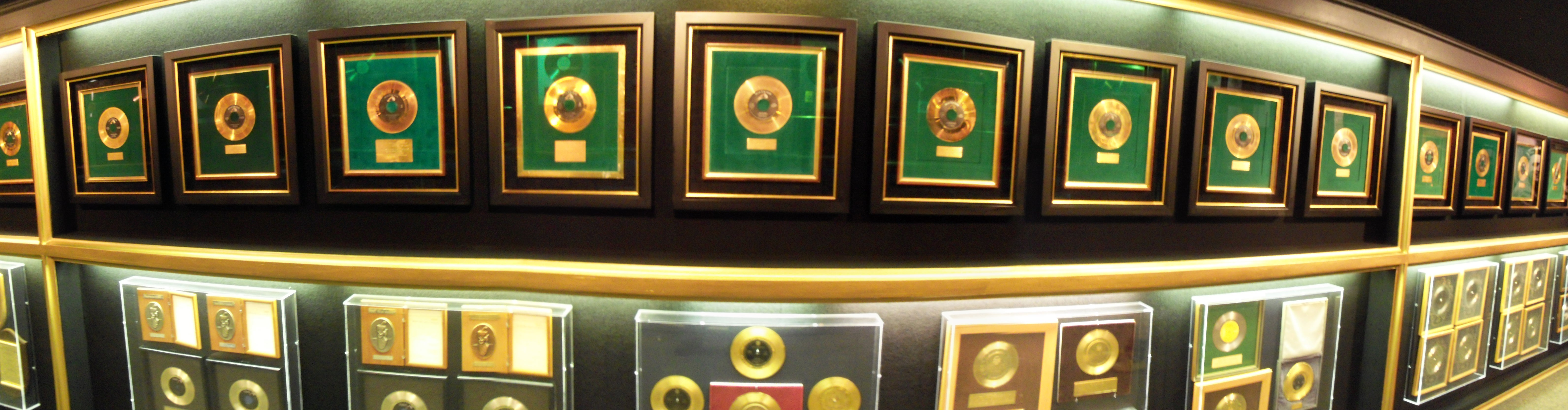 graceland-elvis-gold-records-pana